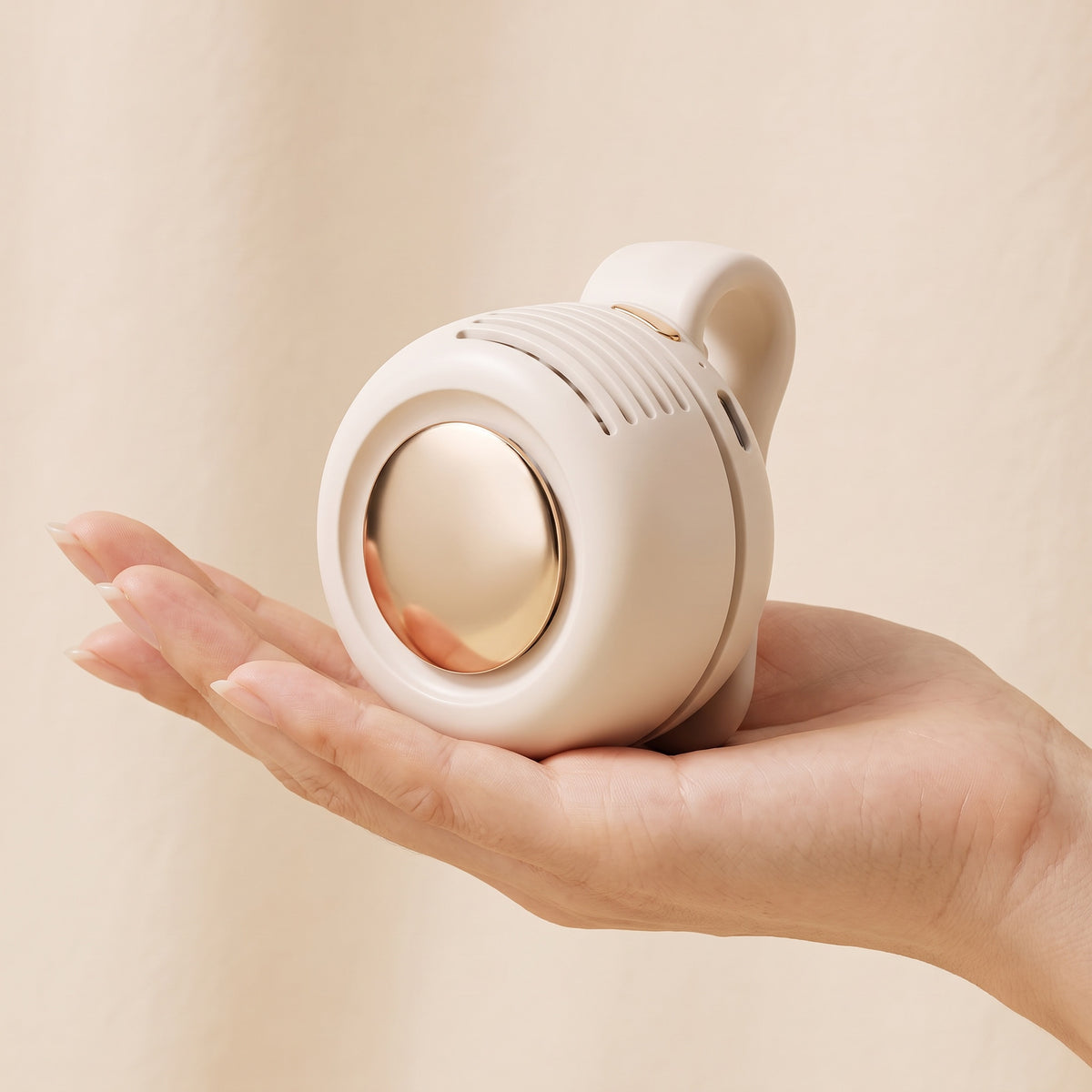 ChillClip size — palm-sized, 9.5 × 7.5 × 7 cm, 140 g